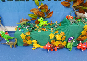 03 figurki dinozaurów przyniesione przez dzieci